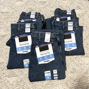 NWT- Men’s Wrangler cowboy cut jeans (32x32) -4 pair remaining!